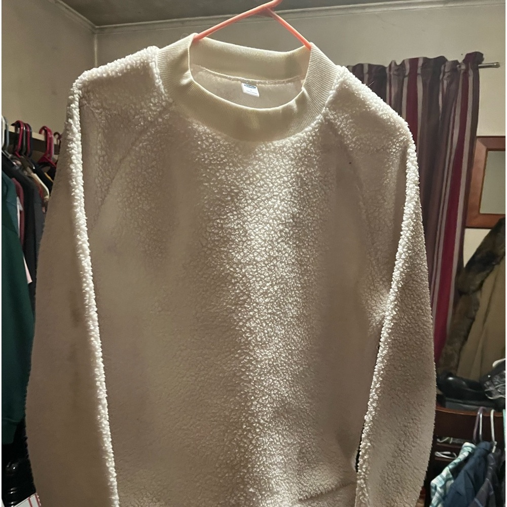 Cute white fluffy sweatshirt for Fall! Cute and warm!!!!